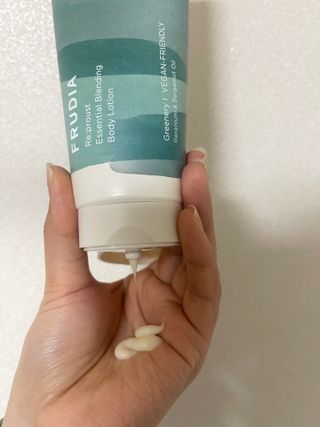 [후르디아] 올리브영 저자극 비건바디로션 — 4.5점을 준 리뷰어가 2023년 1월 올린 사용 사진