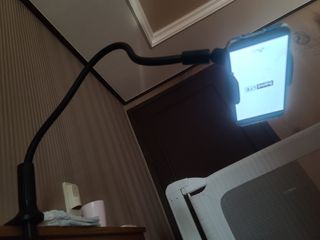 맥스퍼 단단한 집게형 침대 휴대폰 자바라 거치대 — 5점을 준 리뷰어가 2021년 12월 올린 사용 사진