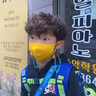 [블루 본 아이노우] 유아용 컬러마스크 40 PCS SET 2중 택 1 — 4.5점을 준 리뷰어가 2021년 4월 올린 사용 사진