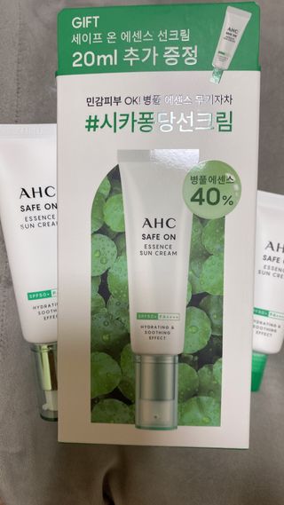 [AHC] 세이프온 에센스 선크림 올리브영 스페셜 증정 기획세트 — 4.5점을 준 리뷰어가 2022년 6월 올린 사용 사진