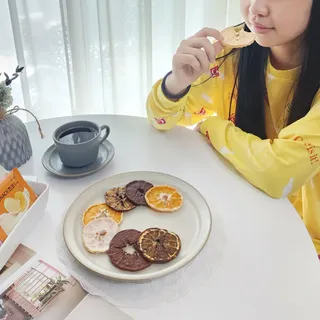프루낵 제주감귤 초코12봉입 4종(화이트초코,다크초코,요구르트초코,콜라초코)  57.6g(4.8g*12봉입) — 5점을 준 리뷰어가 2022년 10월 올린 사용 사진