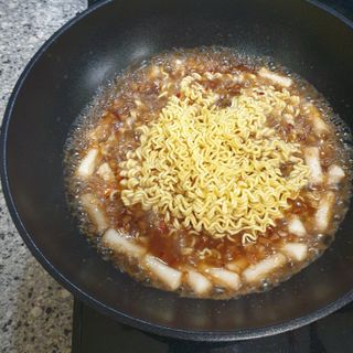 더밥  고추마녀 라볶이 +  나이스미 무설탕 현미후레이크 — 5점을 준 리뷰어가 2021년 10월 올린 사용 사진