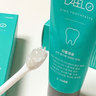 치과에서 쓰는 치약 _ 라벨제로 저불소 꼬마, 키즈, 유아, 베이비, 주니어 안전한 어린이치약 — 5점을 준 리뷰어가 2022년 11월 올린 사용 사진