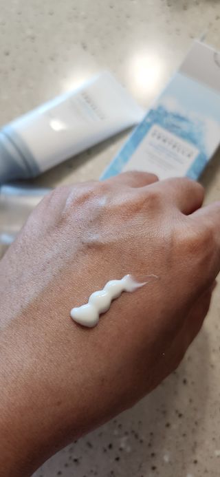 [스킨1004] 마다가스카르 센텔라 히알루-시카 워터핏 선세럼 50ml — 5점을 준 리뷰어가 2024년 5월 올린 사용 사진