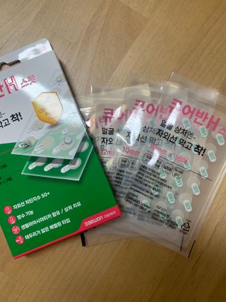 [큐어반H 스팟] 자외선 99프로 차단되는 스틱타입 스팟밴드(1팩 / 66매입) — 5점을 준 리뷰어가 2022년 11월 올린 사용 사진