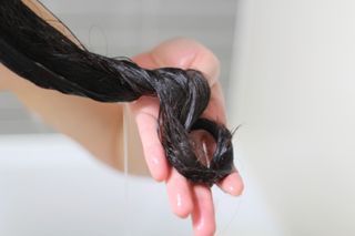 프리마인 더이상 뻣뻣하고 효과없는 탈모샴푸는 NO. 근본부터 케어하는 셀베이스 그린티샴푸(500ml) — 5점을 준 리뷰어가 2023년 2월 올린 사용 사진