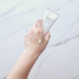 MF[스킨1004] 마다가스카르 센텔라 히알루-시카 워터핏 선세럼 50ml — 5점을 준 리뷰어가 2024년 5월 올린 사용 사진