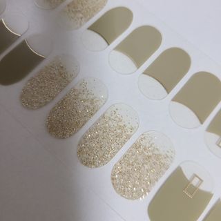 [네일가게] 햇빛에 닿으면 색이 변하는 신기한 햇살 반전 네일스티커_B — 5점을 준 리뷰어가 2021년 8월 올린 사용 사진