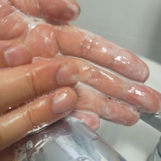 프리마인 더이상 뻣뻣하고 효과없는 탈모샴푸는 NO. 근본부터 케어하는 셀베이스 그린티샴푸(500ml) — 5점을 준 리뷰어가 2023년 4월 올린 사용 사진