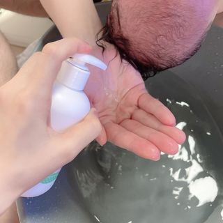 mom e 맘이 내추럴 베이비 케어 샴푸앤바스+로션 — 4점을 준 리뷰어가 2021년 1월 올린 사용 사진