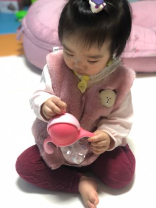 유비맘 트라이탄 코니빨대컵_컬러 랜덤 발송 — 5점을 준 리뷰어가 2021년 3월 올린 사용 사진