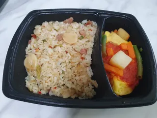 직탁 식단관리 3종 도시락(꼬막 듬뿍 곤드레비빔밥, 알리오올리오 불고기오믈렛, 매콤쭈꾸미 시래기유채밥) — 3.5점을 준 리뷰어가 2022년 7월 올린 사용 사진