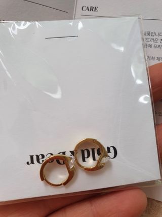 [골드앤디어] 14K 사선 큐빅 원터치 귀걸이_3color — 5점을 준 리뷰어가 2021년 6월 올린 사용 사진