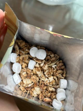 스낵스 와그작후루룩 3종_카카오2봉+아몬드2봉+딸기2봉 (총 6봉) — 5점을 준 리뷰어가 2024년 2월 올린 사용 사진