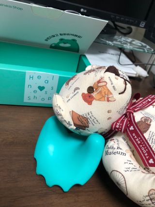 힐니스북 [힐마이넥]   거북목 통증완화를 위한 휴대용 목 안마기 — 5점을 준 리뷰어가 2022년 12월 올린 사용 사진