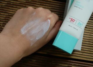 리더스코스메틱 리더스 카밍 바이오틱스 선 에센스 SPF 50+ PA++++ — 5점을 준 리뷰어가 2022년 5월 올린 사용 사진