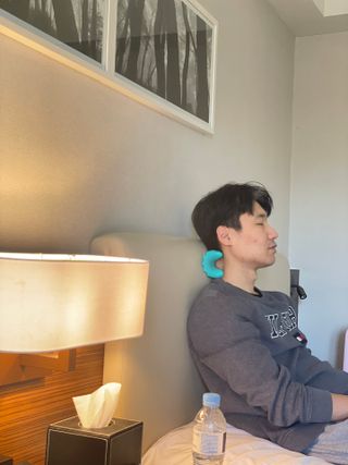 힐니스북 [힐마이넥]   거북목 통증완화를 위한 휴대용 목 안마기 — 5점을 준 리뷰어가 2022년 12월 올린 사용 사진