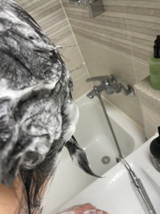 프리마인 더이상 뻣뻣하고 효과없는 탈모샴푸는 NO. 근본부터 케어하는 셀베이스 그린티샴푸(500ml) — 5점을 준 리뷰어가 2023년 3월 올린 사용 사진