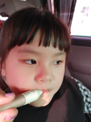 [후르디아] 올리브영 착한보습 비건 립버터 2종 — 5점을 준 리뷰어가 2022년 2월 올린 사용 사진