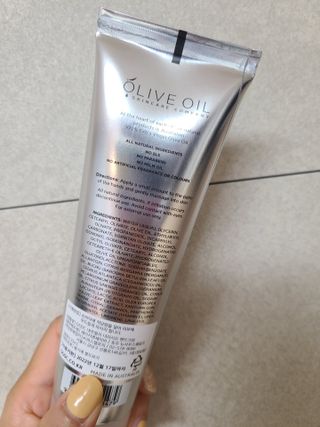 올리브 오일 스킨케어 컴퍼니 [OOSC] 보송보송한 내추럴리 너리시드 핸드크림 125ml — 5점을 준 리뷰어가 2021년 5월 올린 사용 사진