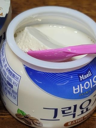 매일바이오 그릭요거트 오리지널 플레인 4개, 로스터리 커피믹스 4개 — 3점을 준 리뷰어가 2021년 12월 올린 사용 사진