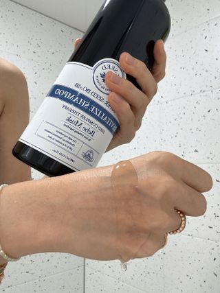 [닥터시드]슈퍼시드밤 리바이탈라이즈 샴푸 베베머스크향 1000ml — 5점을 준 리뷰어가 2024년 8월 올린 사용 사진
