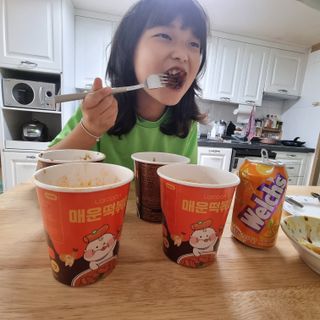 유비쿡 컵떡볶이 매운컵떡볶이2개/ 짜장컵떡볶이 2개  총 4개세트 — 5점을 준 리뷰어가 2021년 6월 올린 사용 사진