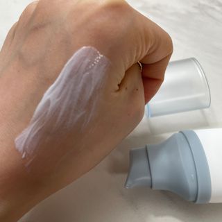 [스킨1004] 마다가스카르 센텔라 히알루-시카 워터핏 선세럼 50ml — 3점을 준 리뷰어가 2024년 5월 올린 사용 사진