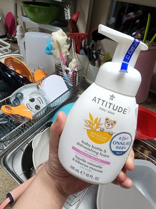 에티튜드 천연 젖병세정제 무향 아토베이비 폼타입 (295ml) 천연 친환경 비건 — 3점을 준 리뷰어가 2022년 8월 올린 사용 사진