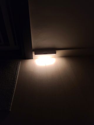 아카라 어두울 때만 켜지는 스마트 무선 센서등 — 5점을 준 리뷰어가 2021년 11월 올린 사용 사진