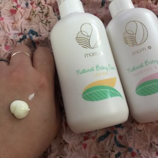 mom e 맘이 내추럴 베이비 케어 샴푸앤바스+로션 — 4.5점을 준 리뷰어가 2021년 1월 올린 사용 사진