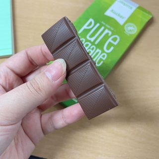 당류2g 자일리톨로 단맛을낸 슈카 퓨어비건 무설탕초콜릿 Xucker vegan 2개입 — 4점을 준 리뷰어가 2021년 4월 올린 사용 사진