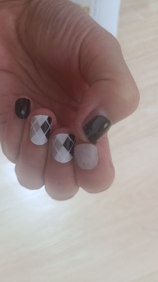 [네일가게] 햇빛에 닿으면 색이 변하는 신기한 햇살 반전 네일스티커 — 5점을 준 리뷰어가 2021년 8월 올린 사용 사진