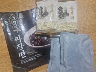 프레시지 *구매평/중식대가여경래 짜장면 2인분 (냉동) — 5점을 준 리뷰어가 2025년 9월 올린 사용 사진