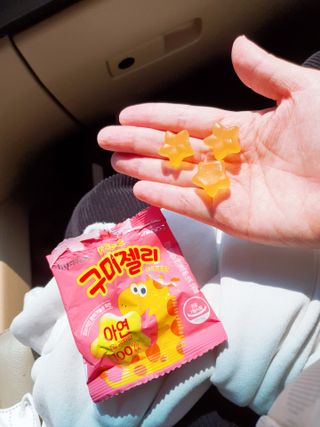브이푸드 야쿠르트 구미젤리 — 5점을 준 리뷰어가 2021년 4월 올린 사용 사진