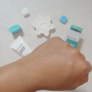 리더스코스메틱 리더스 카밍 바이오틱스 선 에센스 SPF 50+ PA++++ — 5점을 준 리뷰어가 2022년 7월 올린 사용 사진