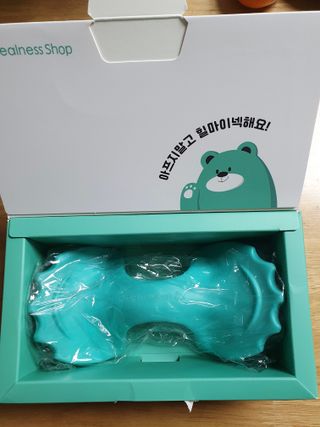 힐니스북 [힐마이넥]   거북목 통증완화를 위한 휴대용 목 안마기 — 5점을 준 리뷰어가 2022년 12월 올린 사용 사진