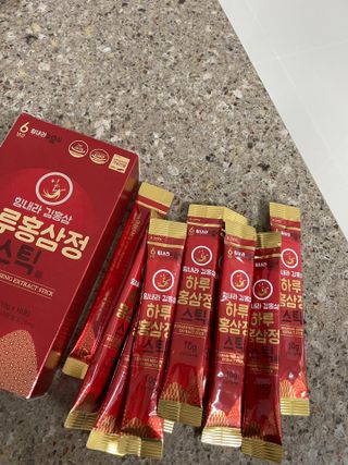 힘내라김홍삼 하루홍삼정스틱 10g x 10포 — 5점을 준 리뷰어가 2021년 4월 올린 사용 사진