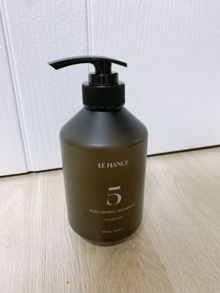 르핸스 퍼포밍 5 샴푸 비반트 포렛/베티버 포그 — 5점을 준 리뷰어가 2022년 12월 올린 사용 사진