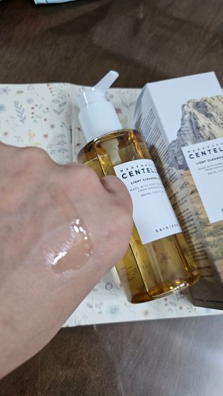 스킨1004 [SKIN1004] 마다가스카르 센텔라 라이트 클렌징 오일 200ml — 5점을 준 리뷰어가 2024년 7월 올린 사용 사진
