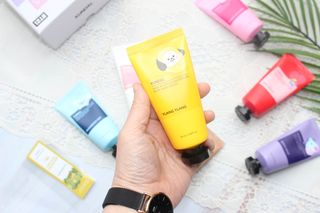 쿤달 BT21 시어버터 앤 마카다미아 퓨어 핸드크림 50ml 7구 기프트 세트 — 5점을 준 리뷰어가 2021년 3월 올린 사용 사진