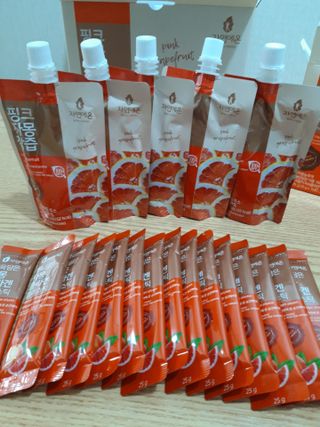 자연에온 핑크 자몽 착즙 100mL 10개입 1BOX +가 득담은 자몽 콜라겐 젤리스틱 1BOX — 5점을 준 리뷰어가 2021년 6월 올린 사용 사진