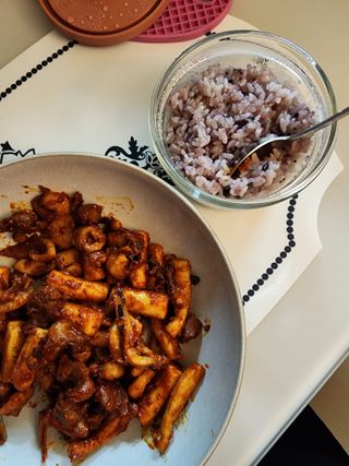 화끈한녀석들 새오똥400g 새우,오징어,똥집 볶음요리 소스,밀떡, 참기름 포함 — 4점을 준 리뷰어가 2022년 12월 올린 사용 사진