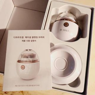 디하우트 랩 디하우트랩 클렌징 피부관리기 진동클렌저 실리콘+2종 인조모 브러시 — 5점을 준 리뷰어가 2021년 11월 올린 사용 사진
