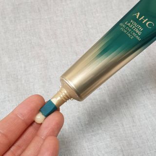 [NEW 탄력유턴 아이크림] AHC 유스 래스팅 리얼 아이크림 포 페이스 — 5점을 준 리뷰어가 2021년 3월 올린 사용 사진