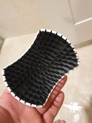 온가족 시원한샴푸 깨끗한두피 샴푸브러쉬 두피스케일링 히트팡블랙에디션 — 5점을 준 리뷰어가 2021년 8월 올린 사용 사진