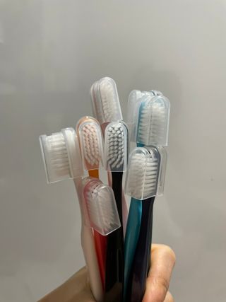 펙트럼 안티박 프리미엄 칫솔 8개입 — 5점을 준 리뷰어가 2023년 12월 올린 사용 사진