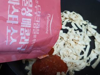 [풀무원] 식물성 저당질식 세트, 두부면 매콤라구파스타와 두부면 직화짜장 — 5점을 준 리뷰어가 2021년 4월 올린 사용 사진