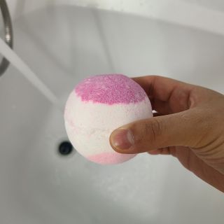 소담스퀘어 상암 Evreryday Bath Bomb Day7(에브리데이 배쓰밤 데이7) / 7종 중 2종 랜덤발송 — 5점을 준 리뷰어가 2022년 11월 올린 사용 사진
