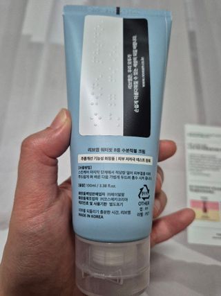 나우 [리브엠]피부 속부터 겹겹이, 촘촘하게! 워터핏8중 수분착붙 크림 — 5점을 준 리뷰어가 2024년 12월 올린 사용 사진